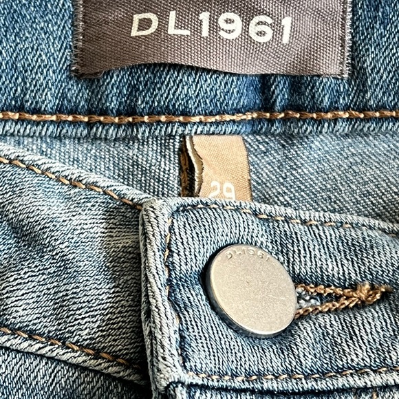 DL 1961 High Rise Bell Bottom Jeans. Size 29. Excellent Condition. - Picture 9 of 13